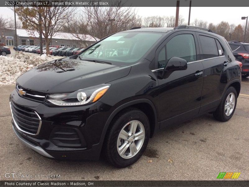 Front 3/4 View of 2020 Trax LT