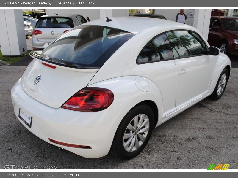 Pure White / Titan Black 2019 Volkswagen Beetle S