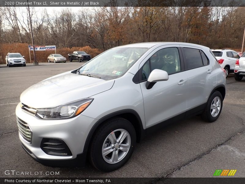 Front 3/4 View of 2020 Trax LS