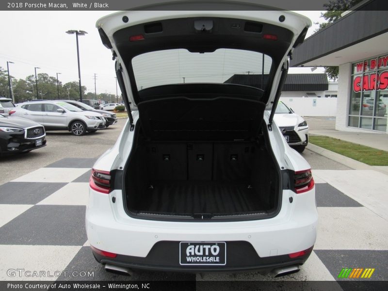 White / Black 2018 Porsche Macan