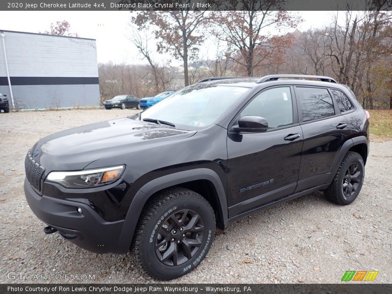 Front 3/4 View of 2020 Cherokee Latitude 4x4