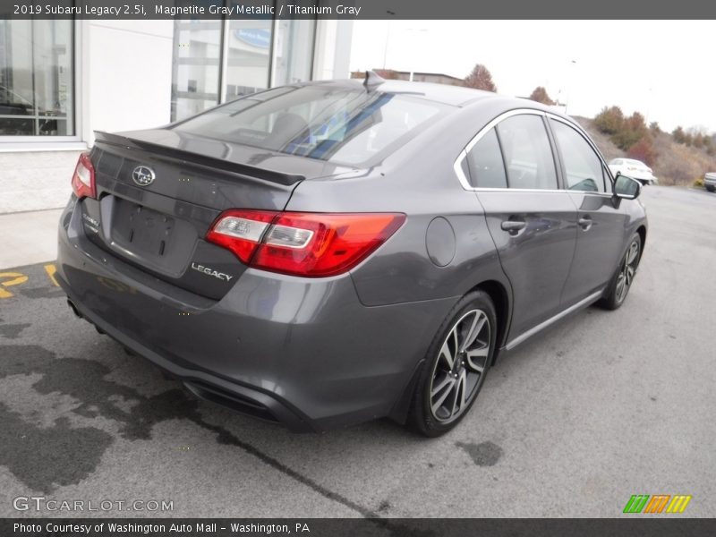 Magnetite Gray Metallic / Titanium Gray 2019 Subaru Legacy 2.5i