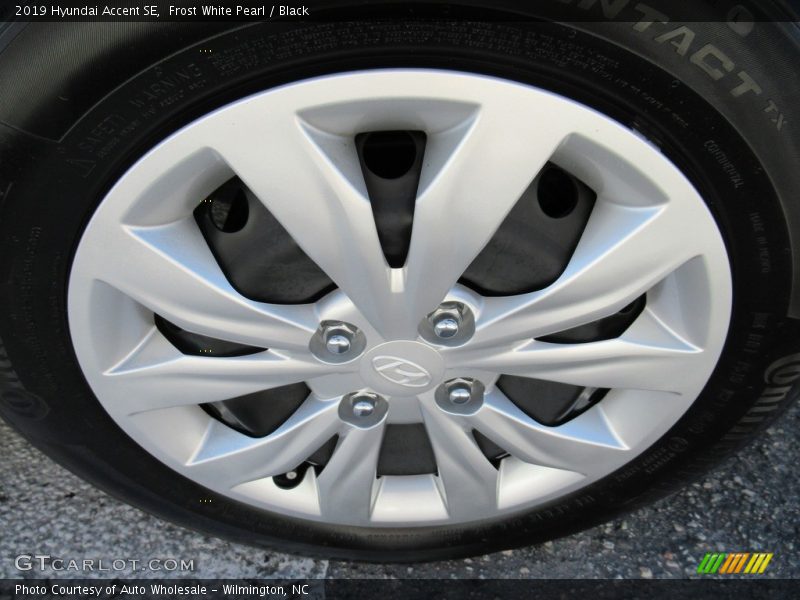 Frost White Pearl / Black 2019 Hyundai Accent SE