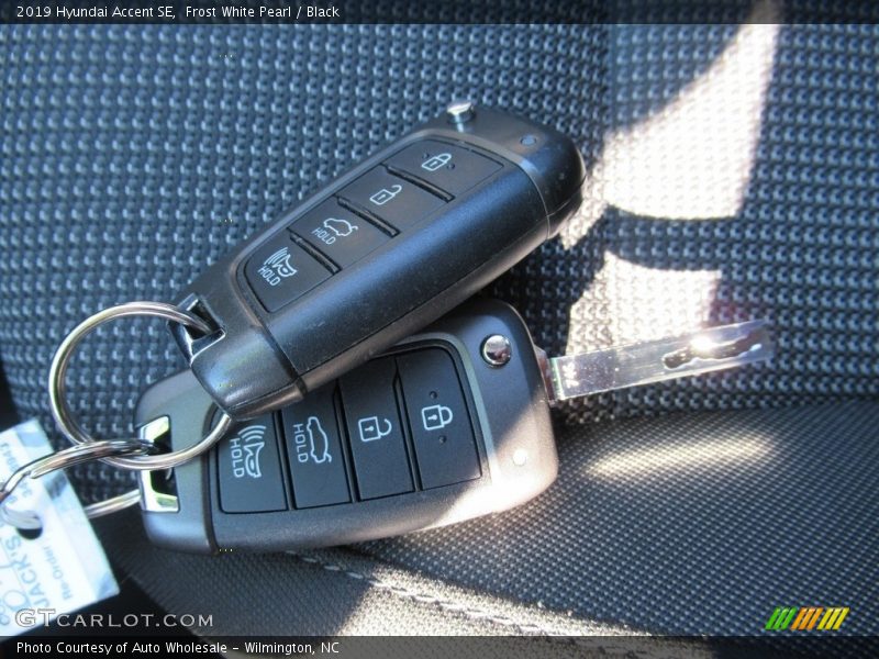 Frost White Pearl / Black 2019 Hyundai Accent SE