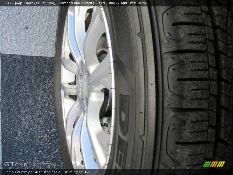 Diamond Black Crystal Pearl / Black/Light Frost Beige 2019 Jeep Cherokee Latitude