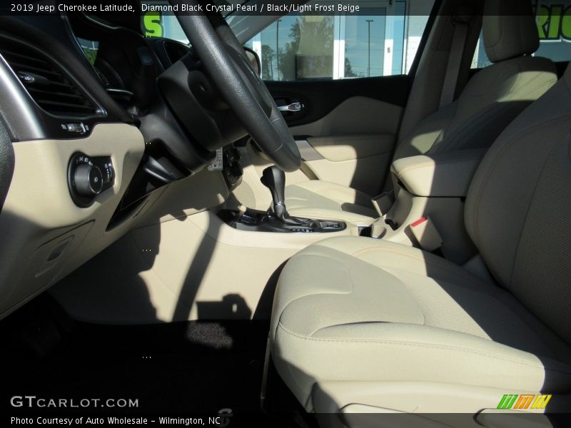 Diamond Black Crystal Pearl / Black/Light Frost Beige 2019 Jeep Cherokee Latitude
