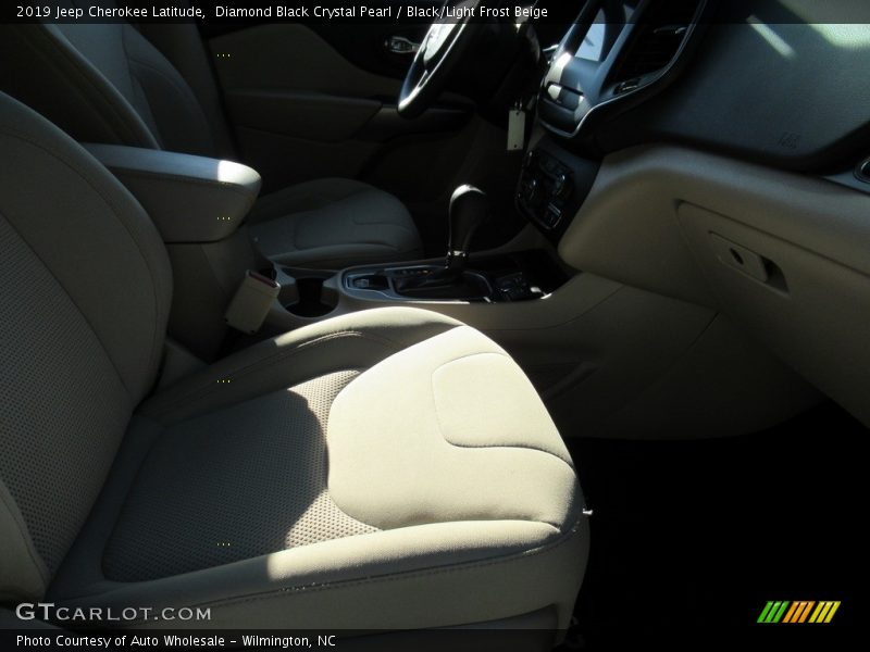 Diamond Black Crystal Pearl / Black/Light Frost Beige 2019 Jeep Cherokee Latitude