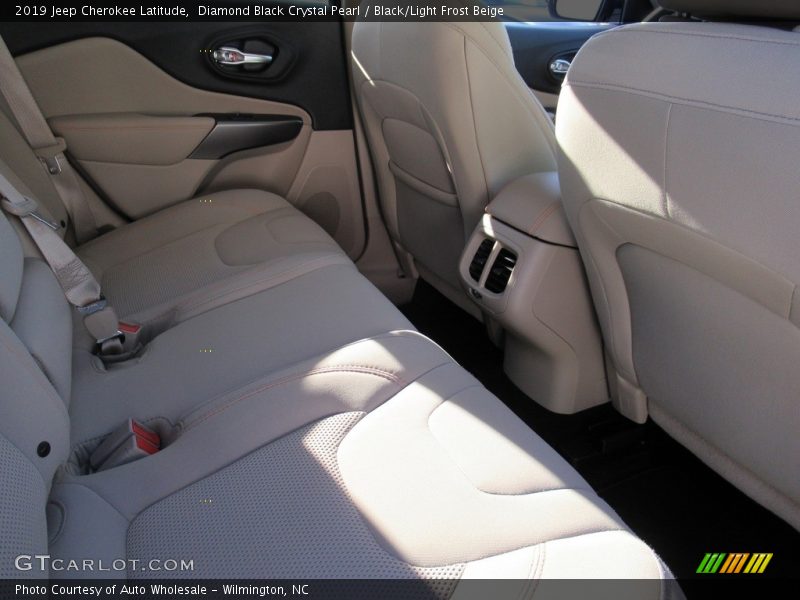 Diamond Black Crystal Pearl / Black/Light Frost Beige 2019 Jeep Cherokee Latitude