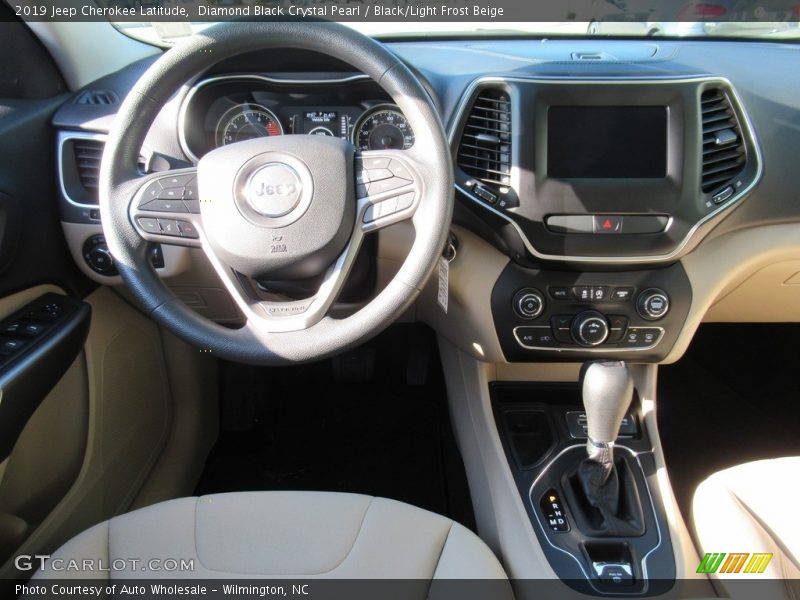 Diamond Black Crystal Pearl / Black/Light Frost Beige 2019 Jeep Cherokee Latitude