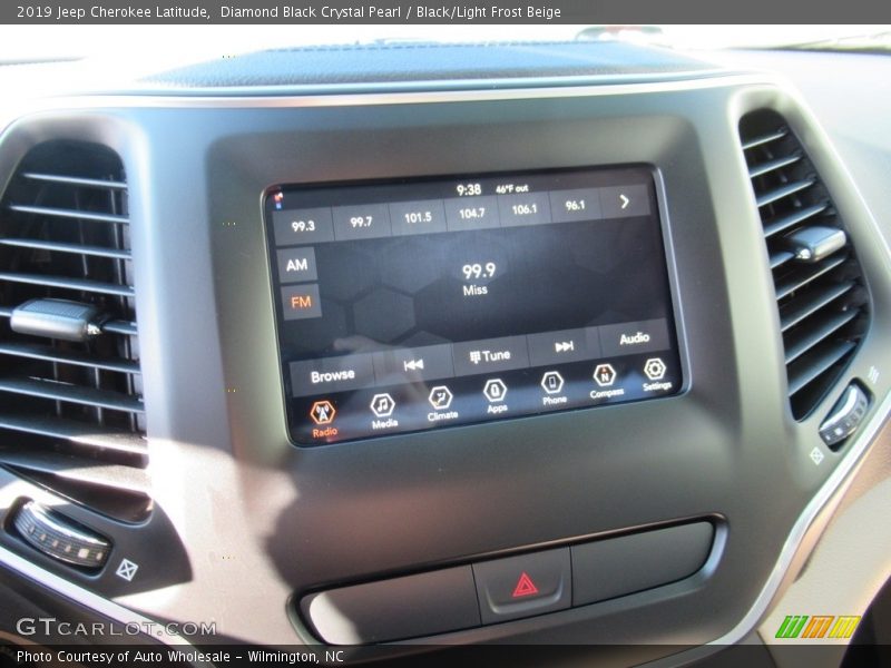 Diamond Black Crystal Pearl / Black/Light Frost Beige 2019 Jeep Cherokee Latitude