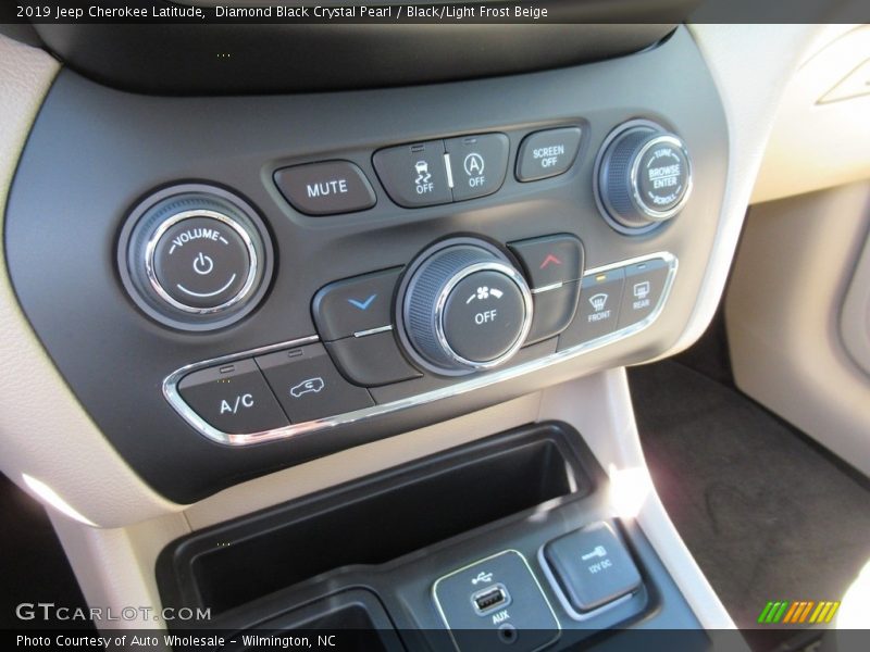 Diamond Black Crystal Pearl / Black/Light Frost Beige 2019 Jeep Cherokee Latitude
