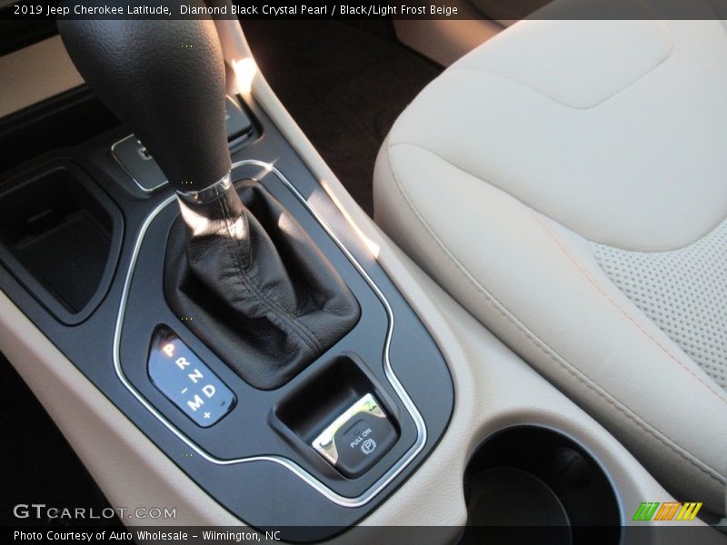 Diamond Black Crystal Pearl / Black/Light Frost Beige 2019 Jeep Cherokee Latitude