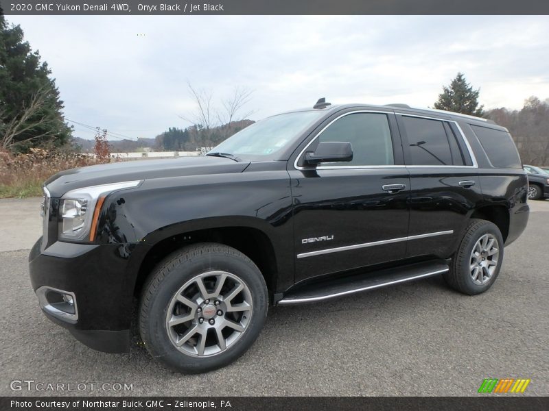 Front 3/4 View of 2020 Yukon Denali 4WD