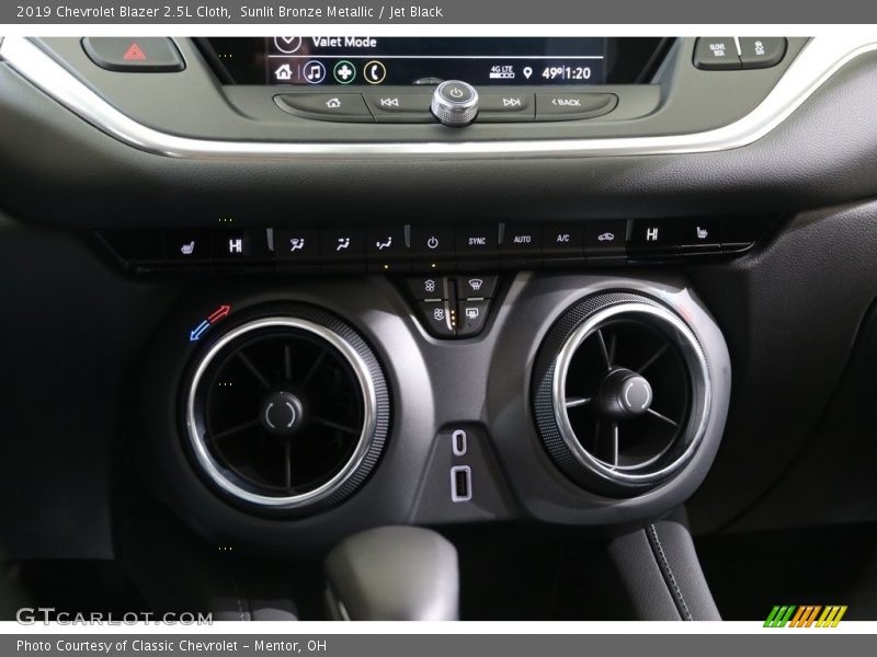 Controls of 2019 Blazer 2.5L Cloth