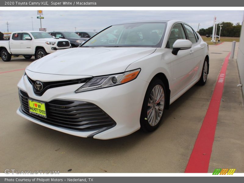 Super White / Macadamia 2020 Toyota Camry XLE