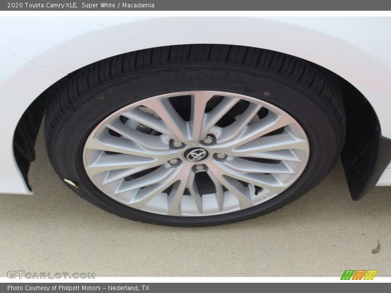 Super White / Macadamia 2020 Toyota Camry XLE