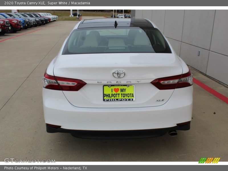Super White / Macadamia 2020 Toyota Camry XLE