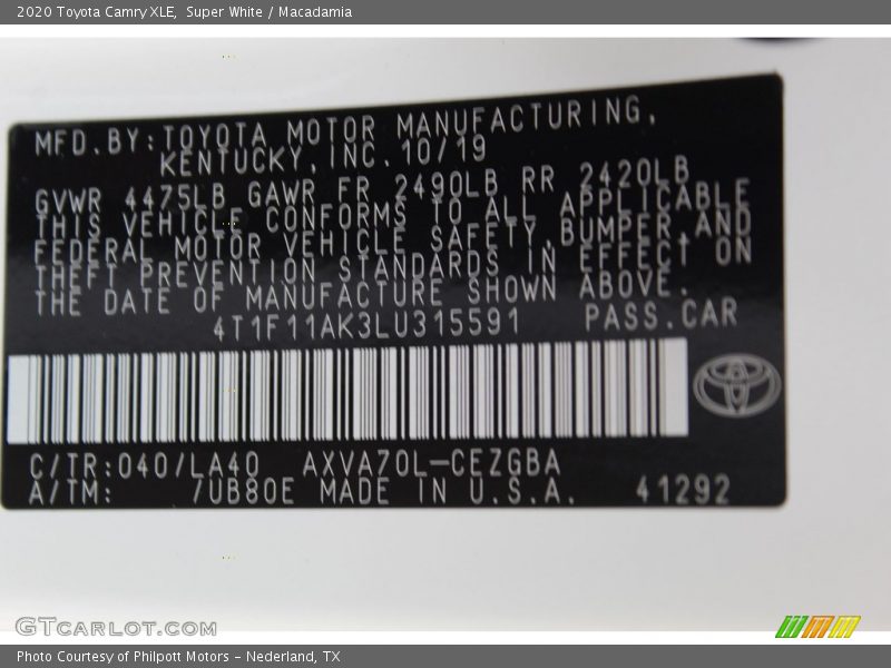 Super White / Macadamia 2020 Toyota Camry XLE