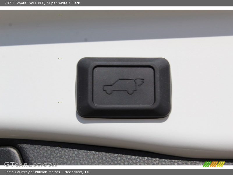 Super White / Black 2020 Toyota RAV4 XLE