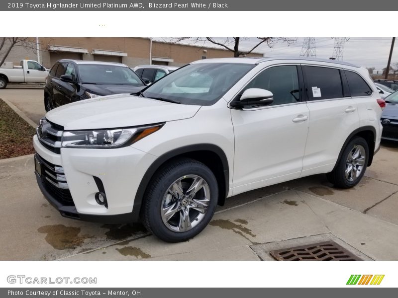 Front 3/4 View of 2019 Highlander Limited Platinum AWD