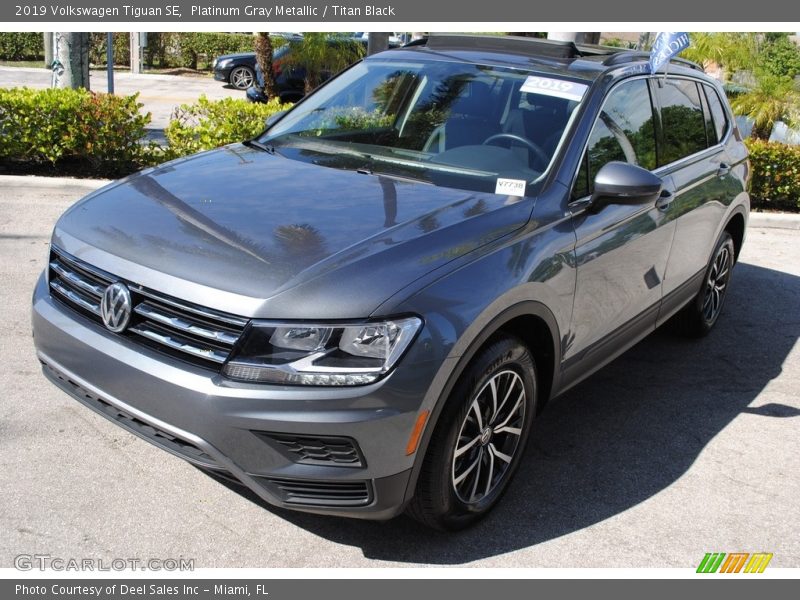 Platinum Gray Metallic / Titan Black 2019 Volkswagen Tiguan SE