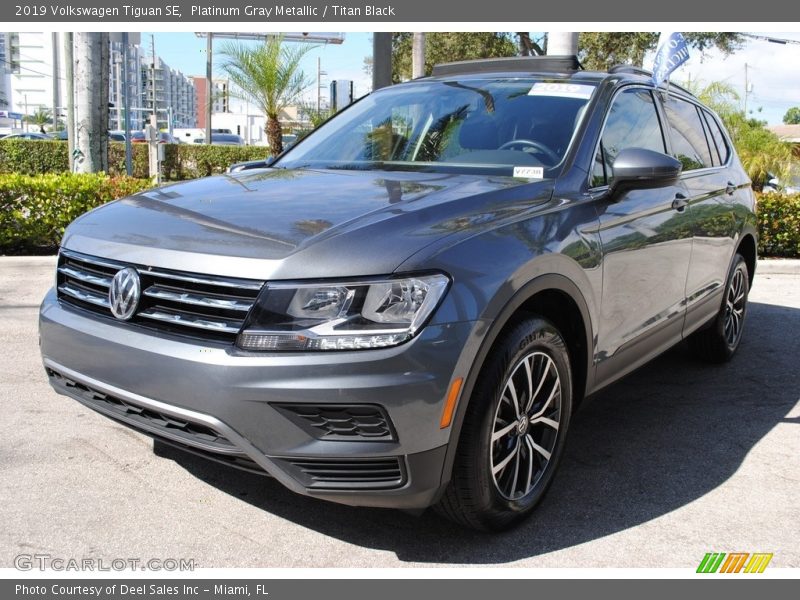 Platinum Gray Metallic / Titan Black 2019 Volkswagen Tiguan SE