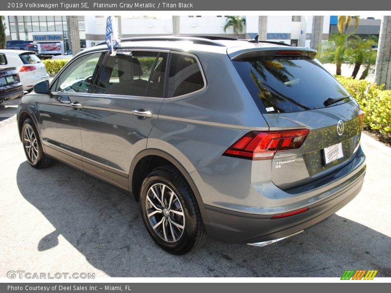 Platinum Gray Metallic / Titan Black 2019 Volkswagen Tiguan SE