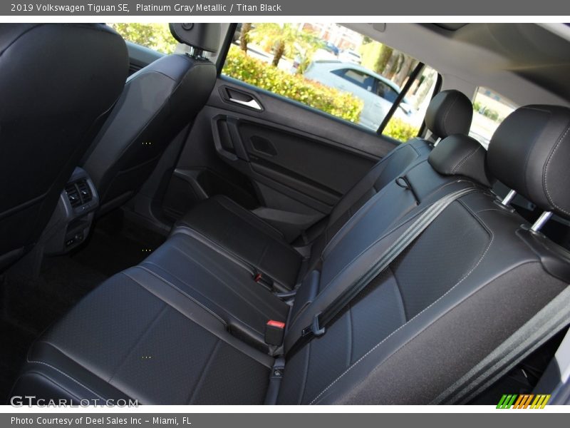 Platinum Gray Metallic / Titan Black 2019 Volkswagen Tiguan SE