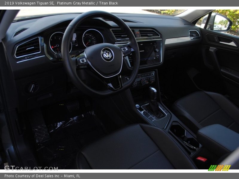 Platinum Gray Metallic / Titan Black 2019 Volkswagen Tiguan SE