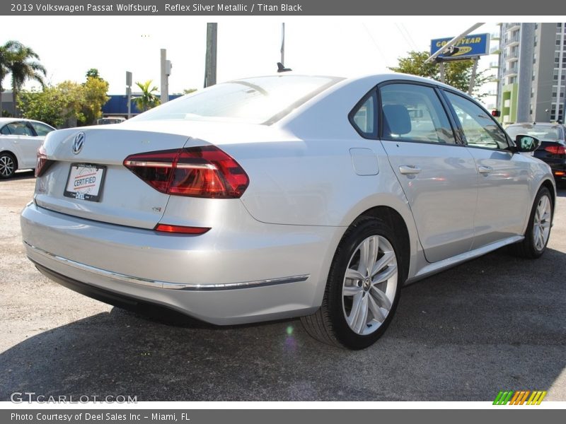 Reflex Silver Metallic / Titan Black 2019 Volkswagen Passat Wolfsburg