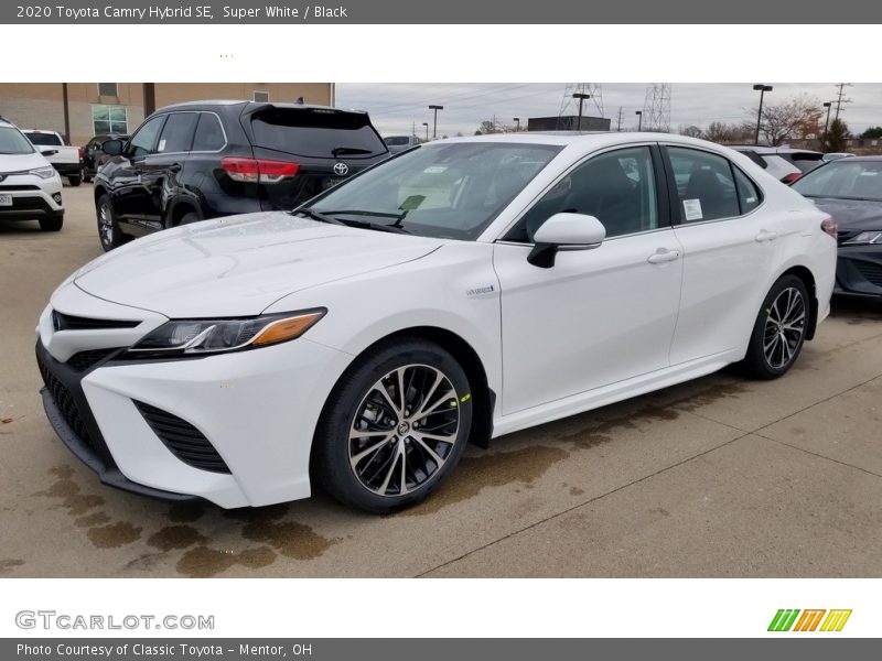 Front 3/4 View of 2020 Camry Hybrid SE