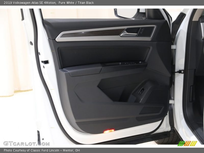 Pure White / Titan Black 2019 Volkswagen Atlas SE 4Motion