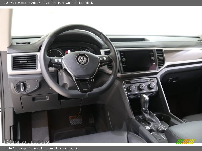 Pure White / Titan Black 2019 Volkswagen Atlas SE 4Motion