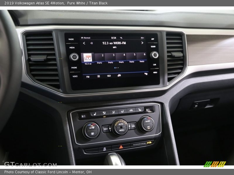 Pure White / Titan Black 2019 Volkswagen Atlas SE 4Motion