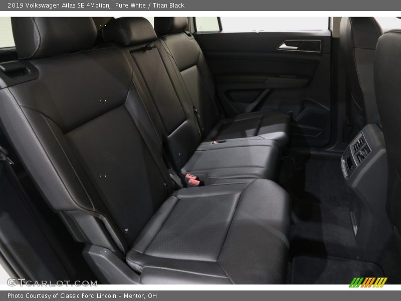 Pure White / Titan Black 2019 Volkswagen Atlas SE 4Motion