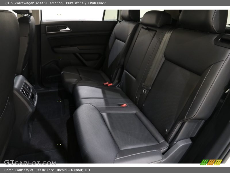 Pure White / Titan Black 2019 Volkswagen Atlas SE 4Motion