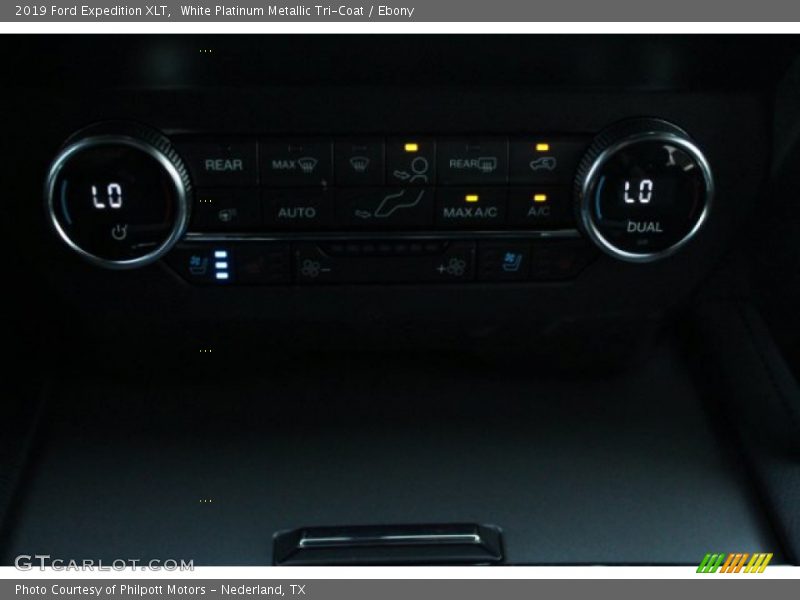 White Platinum Metallic Tri-Coat / Ebony 2019 Ford Expedition XLT