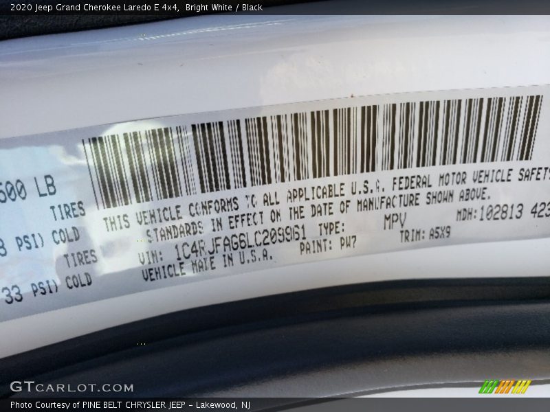 Bright White / Black 2020 Jeep Grand Cherokee Laredo E 4x4