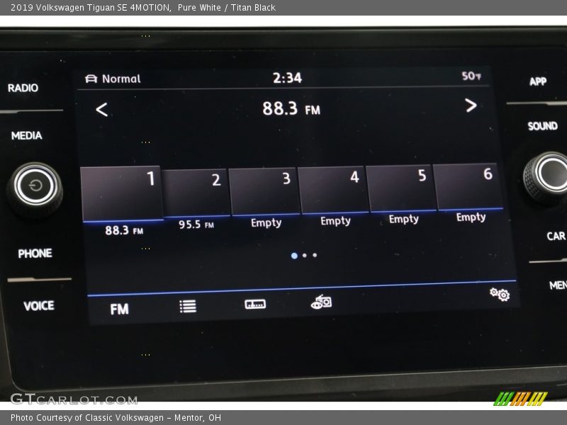 Pure White / Titan Black 2019 Volkswagen Tiguan SE 4MOTION