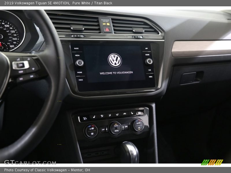 Pure White / Titan Black 2019 Volkswagen Tiguan SE 4MOTION
