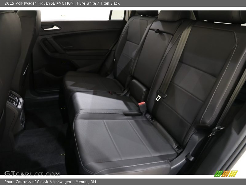Pure White / Titan Black 2019 Volkswagen Tiguan SE 4MOTION