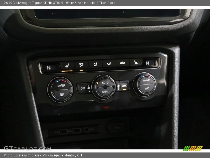White Silver Metallic / Titan Black 2019 Volkswagen Tiguan SE 4MOTION
