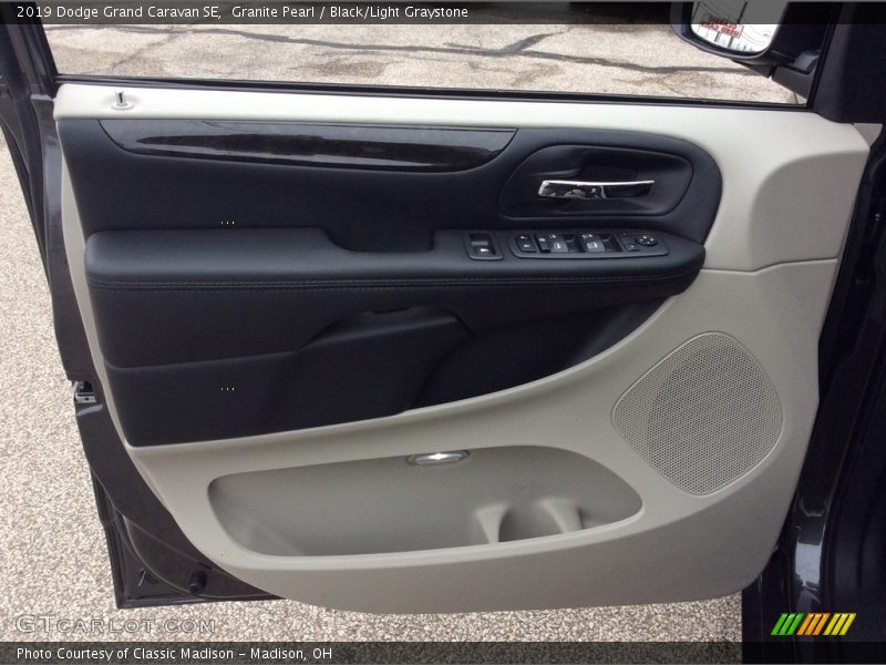Granite Pearl / Black/Light Graystone 2019 Dodge Grand Caravan SE