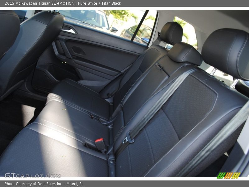 Pure White / Titan Black 2019 Volkswagen Tiguan SE 4MOTION