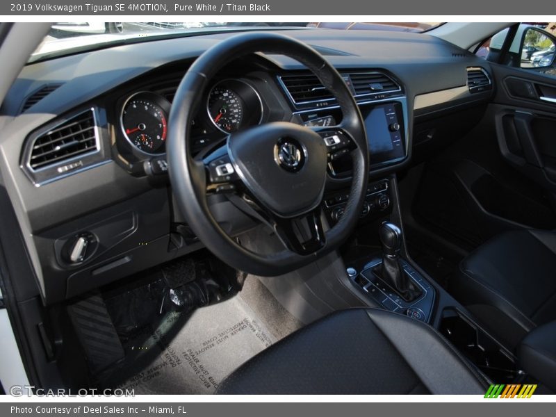 Pure White / Titan Black 2019 Volkswagen Tiguan SE 4MOTION