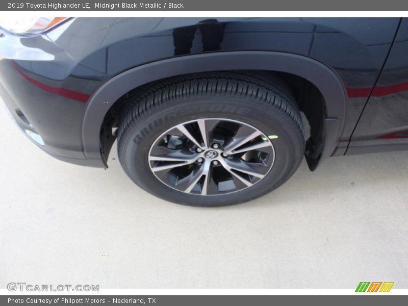 Midnight Black Metallic / Black 2019 Toyota Highlander LE