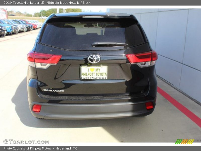 Midnight Black Metallic / Black 2019 Toyota Highlander LE