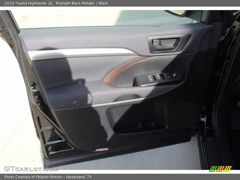 Midnight Black Metallic / Black 2019 Toyota Highlander LE