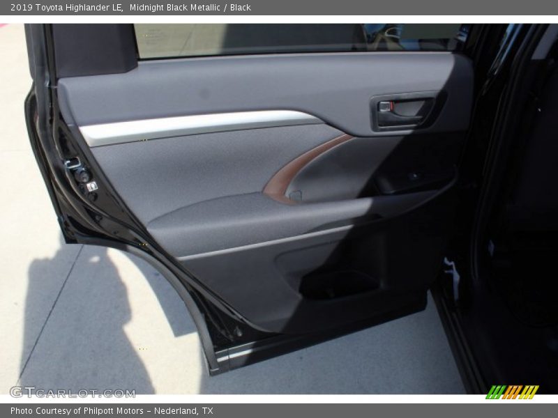 Midnight Black Metallic / Black 2019 Toyota Highlander LE