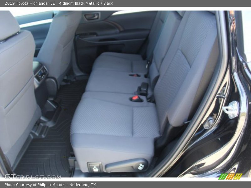 Midnight Black Metallic / Black 2019 Toyota Highlander LE